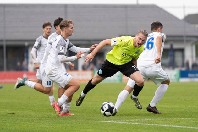 27.09.2025, xhfmx, Fussball Regionalliga Suedwest, Bayern Alzenau - Stuttgarter Kickers v.l. Marlon Faß (SV Stuttgarter Kickers) im Zweikampf mit Marcel Wilke (FC Bayern Alzenau) (DFL DFB REGULATIONS PROHIBIT ANY USE OF PHOTOGRAPHS as IMAGE SEQUENCES and or QUASI-VIDEO) Alzenau