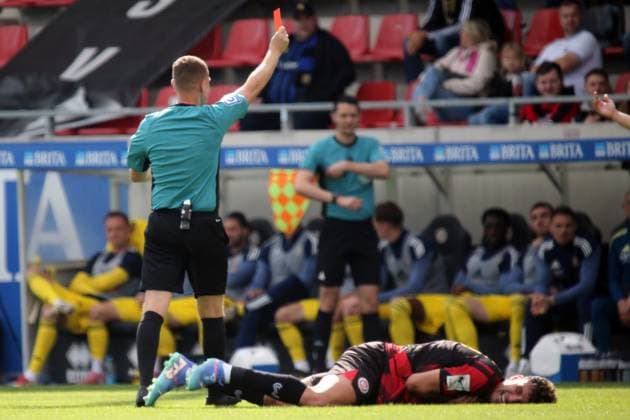27.09.2025, xmohx, Fussball 3.Liga, SV Wehen Wiesbaden - 1.FC Saarbrücken v.l. Schiedsrichter Referee Dr. Robert Kampka zeigt Elijah Krahn (1.FC Saarbruecken) (nicht im Bild) die rote Karte nach dem Foul an David Suarez (SV Wehen Wiesbaden) (DFL DFB REGULATIONS PROHIBIT ANY USE OF PHOTOGRAPHS as IMAGE SEQUENCES and or QUASI-VIDEO) Wiesbaden