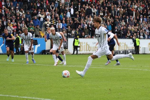 27.09.2025, xpfrx, Fussball 2.Bundesliga, SV Elversberg - Holstein Kiel v.l. Elfmeter Otto Emerson Stange (SV Elversberg) Torschuetze, erzielt das Tor, Treffer, scores the goal 1:0 (DFL DFB REGULATIONS PROHIBIT ANY USE OF PHOTOGRAPHS as IMAGE SEQUENCES and or QUASI-VIDEO) Elversberg