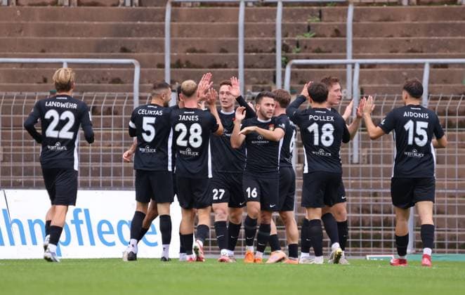 27.09.2025, Fussball, Herren, Regionalliga Südwest, Saison 2025 2026, FC 08 Homburg - SG Sonnenhof Großaspach, Torjubel der SG Sonnenhof Großaspach nach dem Tor zum 0:1 durch Michael Kleinschrodt (SG Sonnenhof Großaspach) Homburg Waldstadion Saarland Deutschland (DE) Copyright: xFabianxKleerx