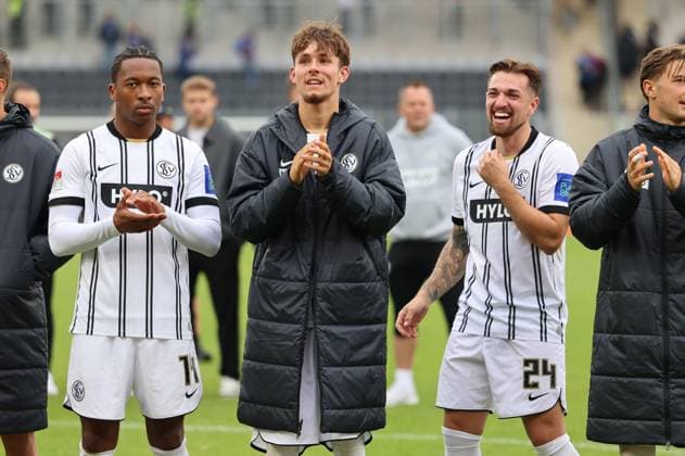 27.09.2025, Fussball, Herren, 2. Bundesliga, Saison 2025 2026, SV 07 Elversberg Holstein Kiel, Jarzinho Malanga (SV 07 Elversberg), Otto Stange (SV 07 Elversberg), Luca Schnellbacher (SV 07 Elversberg) Elversberg Ursapharm-Arena an der Kaiserlinde Saarland Deutschland (DEU) Copyright: xSebastianxBachx