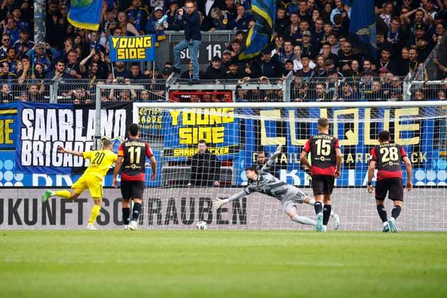 27.09.2025, xavx, Fussball 3.Liga, SV Wehen Wiesbaden - 1.FC Saarbrücken v.l. Florian Pick (1.FC Saarbrücken) Goal scored, erzielt das Tor zum 1:1 per Strafstoß (DFL DFB REGULATIONS PROHIBIT ANY USE OF PHOTOGRAPHS as IMAGE SEQUENCES and or QUASI-VIDEO) Wiesbaden