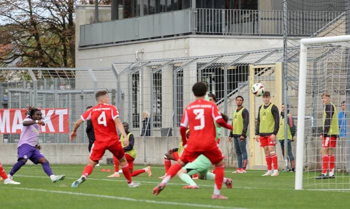 27.09.2025, xfsx, Herren, Fussball, Saison 2025 2026, Regionalliga Bayern, 11. Spieltag: FC Bayern Muenchen II - FC Wuerzburger Kickers v.li.: Eliot Muteba (FC Wuerzburger Kickers) erzielt das Tor zum 0:1, scores the goal 0:1, David Hendl (FC Bayern Muenchen II), Leon Klanac (FC Bayern Muenchen II), Jussef Nasrawe (FC Bayern Muenchen II) Muenchen Stadion an der Gruenwalder Strasse Bayern Deutschland