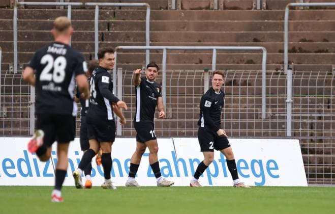 27.09.2025, Fussball, Herren, Regionalliga Südwest, Saison 2025 2026, FC 08 Homburg - SG Sonnenhof Großaspach, Torjubel der SG Sonnenhof Großaspach nach dem Tor zum 0:1 durch Michael Kleinschrodt (SG Sonnenhof Großaspach) Homburg Waldstadion Saarland Deutschland (DE) Copyright: xFabianxKleerx