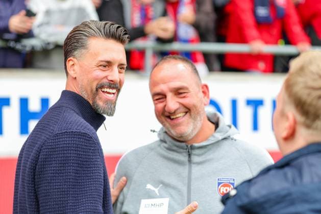 Sandro Wagner (Trainer, FC Augsburg) im Hintergrund Frank Schmidt (Trainer, 1.FC Heidenheim) beim Spiel zwischen 1.FC Heidenheim v FC Augsburg, Fußball, Herren, Bundesliga, 2025 2026, 5.Spieltag am 27.09.2025 in Heidenheim an der Brenz, Voith-Arena. DFL and DFB regulations prohibit any use of photographs as image sequences and or quasi-video. Baden-Württemberg Deutschland