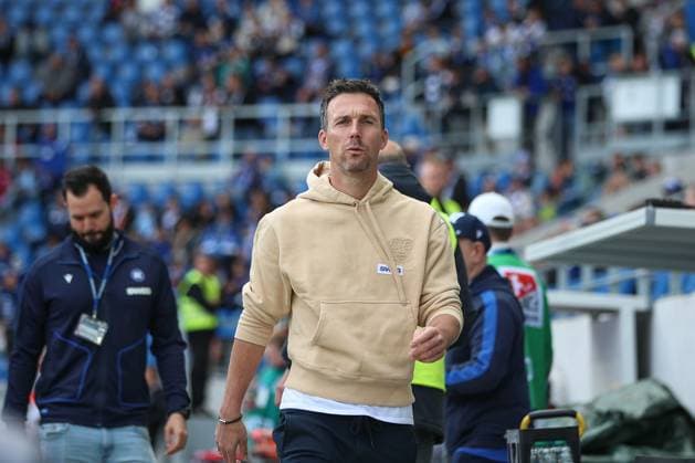 Vor dem Spiel: Christian Eichner (Karlsruher SC, Chef-Trainer), GER, Karlsruher SC vs. 1. FC Magdeburg, 2. Bundesliga, 7. Spieltag, 2025 2026, 27.09.2025, DFL REGULATIONS PROHIBIT ANY USE OF PHOTOGRAPHS AS IMAGE SEQUENCES AND OR QUASI-VIDEO, GER, Karlsruher SC vs. 1. FC Magdeburg, 2. Bundesliga, 7. Spieltag, 2025 2026, 27.09.2025 Karlsruhe