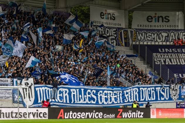 GER, 3. Liga, FC Erzgebirge Aue - TSV 1860 München 27.09.2025, eins Erzgebirgsstation, Aue, GER, 3. Liga, FC Erzgebirge Aue - TSV 1860 München Fanblock von TSV 1860 München Â Foto Alexander Trienitz nordphoto GmbH