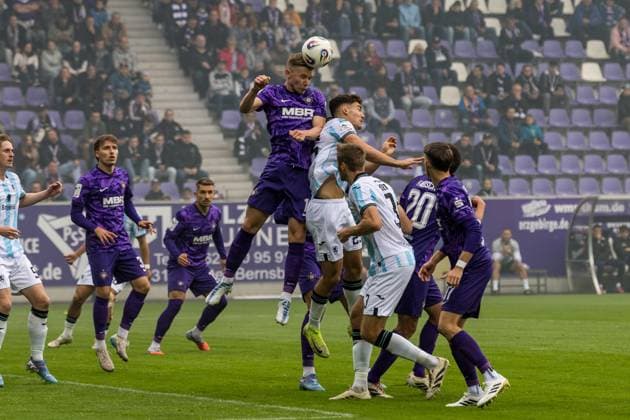 GER, 3. Liga, FC Erzgebirge Aue - TSV 1860 München 27.09.2025, eins Erzgebirgsstation, Aue, GER, 3. Liga, FC Erzgebirge Aue - TSV 1860 München Erik Majetschak (FC Erzgebirge Aue 13), Niklas Lang (TSV 1860 München 25) Â Foto Alexander Trienitz nordphoto GmbH