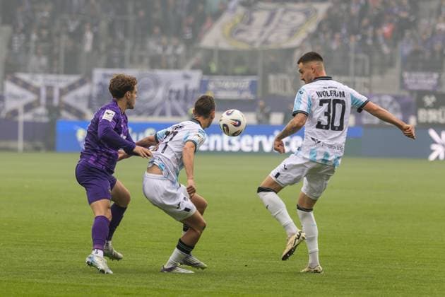 GER, 3. Liga, FC Erzgebirge Aue - TSV 1860 München 27.09.2025, eins Erzgebirgsstation, Aue, GER, 3. Liga, FC Erzgebirge Aue - TSV 1860 München Tim Kloss (TSV 1860 München 30), Marlon Frey (TSV 1860 München 27) Â Foto Alexander Trienitz nordphoto GmbH