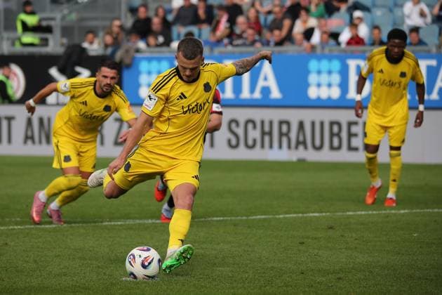 27.09.2025, xmohx, Fussball 3.Liga, SV Wehen Wiesbaden - 1.FC Saarbrücken v.l. Florian Pick (1.FC Saarbruecken) Torschuetze, erzielt das Tor, Treffer, scores the goal 1:1 Elfmeter (DFL DFB REGULATIONS PROHIBIT ANY USE OF PHOTOGRAPHS as IMAGE SEQUENCES and or QUASI-VIDEO) Wiesbaden