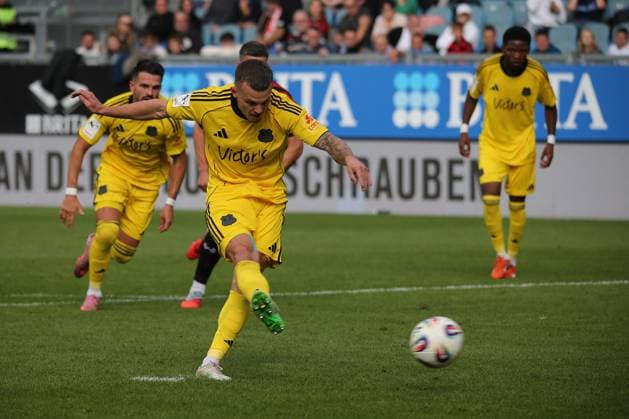 27.09.2025, xmohx, Fussball 3.Liga, SV Wehen Wiesbaden - 1.FC Saarbrücken v.l. Florian Pick (1.FC Saarbruecken) Torschuetze, erzielt das Tor, Treffer, scores the goal 1:1 Elfmeter (DFL DFB REGULATIONS PROHIBIT ANY USE OF PHOTOGRAPHS as IMAGE SEQUENCES and or QUASI-VIDEO) Wiesbaden
