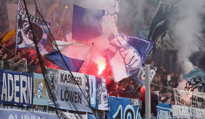 Aue, 27.09.2025, Erzgebirgsstadion, Fußball, 3.Liga, 3.Spieltag FC Erzgebirge Aue vs. TSV 1860 München , Im Bild; Fans von 1860 München zünden Pyrotechnik. , Nur für journalistische Zwecke. Only for editorial use! , DFB DFL regulations prohibit any use of photographs as image sequences and or quasi-video. ,