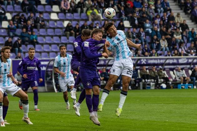 GER, 3. Liga, FC Erzgebirge Aue - TSV 1860 München 27.09.2025, eins Erzgebirgsstation, Aue, GER, 3. Liga, FC Erzgebirge Aue - TSV 1860 München Niklas Lang (TSV 1860 München 25), Maximilian Schmid (FC Erzgebirge Aue 39) Â Foto Alexander Trienitz nordphoto GmbH