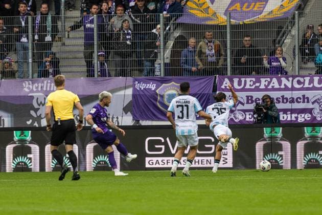 GER, 3. Liga, FC Erzgebirge Aue - TSV 1860 München 27.09.2025, eins Erzgebirgsstation, Aue, GER, 3. Liga, FC Erzgebirge Aue - TSV 1860 München Marvin Stefaniak (FC Erzgebirge Aue 34) beim 1:0 Â Foto Alexander Trienitz nordphoto GmbH