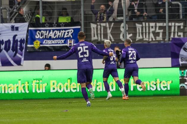 GER, 3. Liga, FC Erzgebirge Aue - TSV 1860 München 27.09.2025, eins Erzgebirgsstation, Aue, GER, 3. Liga, FC Erzgebirge Aue - TSV 1860 München Marvin Stefaniak (FC Erzgebirge Aue 34) jubelt mir Tristan Zobel (FC Erzgebirge Aue 25) und Anthony Barylla (FC Erzgebirge Aue 23) Â Foto Alexander Trienitz nordphoto GmbH