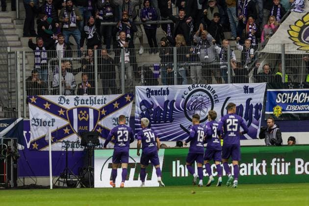 GER, 3. Liga, FC Erzgebirge Aue - TSV 1860 München 27.09.2025, eins Erzgebirgsstation, Aue, GER, 3. Liga, FC Erzgebirge Aue - TSV 1860 München Marvin Stefaniak (FC Erzgebirge Aue 34) jubelt mir Tristan Zobel (FC Erzgebirge Aue 25) und Anthony Barylla (FC Erzgebirge Aue 23) Â Foto Alexander Trienitz nordphoto GmbH