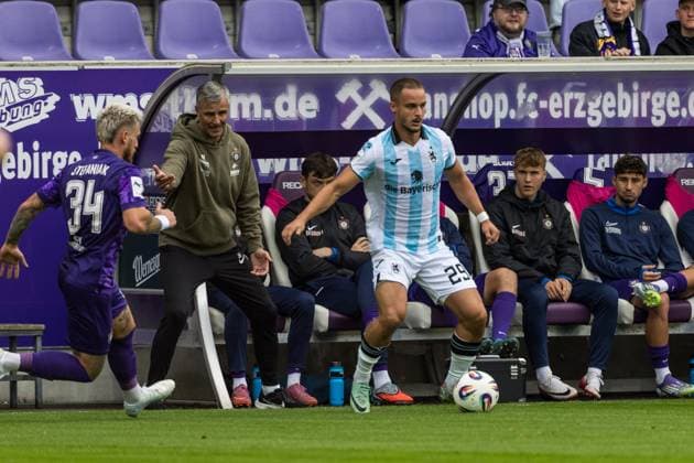 GER, 3. Liga, FC Erzgebirge Aue - TSV 1860 München 27.09.2025, eins Erzgebirgsstation, Aue, GER, 3. Liga, FC Erzgebirge Aue - TSV 1860 München Jens Härtel (Coach FC Erzgebirge Aue), Marvin-Lee Rittmüller (TSV 1860 München 29) Â Foto Alexander Trienitz nordphoto GmbH