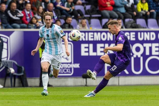 GER, 3. Liga, FC Erzgebirge Aue - TSV 1860 München 27.09.2025, eins Erzgebirgsstation, Aue, GER, 3. Liga, FC Erzgebirge Aue - TSV 1860 München Joel Gerezgiher (TSV 1860 München 9), Erik Majetschak (FC Erzgebirge Aue 13) Â Foto Alexander Trienitz nordphoto GmbH