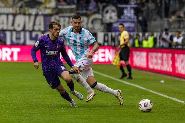 GER, 3. Liga, FC Erzgebirge Aue - TSV 1860 München 27.09.2025, eins Erzgebirgsstation, Aue, GER, 3. Liga, FC Erzgebirge Aue - TSV 1860 München Tim Kloss (TSV 1860 München 30), Mika Clausen (FC Erzgebirge Aue 8) Â Foto Alexander Trienitz nordphoto GmbH