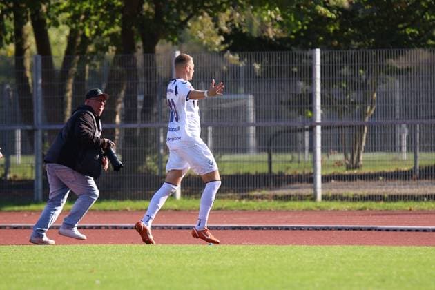 Fußball I Herren I Saison 2025 2026 I Regionalliga Nord I 11. Spieltag I 1. FC Phönix Lübeck - VfB Oldenburg I 27.09.2025 Torschütze zum 1:2 Julian Matthias Boccaccio (10, VfB Oldenburg) Lübeck Buniamshof Schleswig-Holstein Deutschland Copyright: xLobeca MarcelxLienstädtx