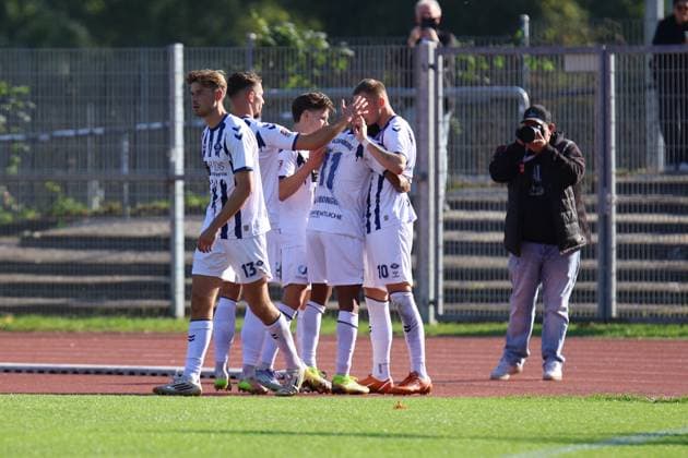 Fußball I Herren I Saison 2025 2026 I Regionalliga Nord I 11. Spieltag I 1. FC Phönix Lübeck - VfB Oldenburg I 27.09.2025 Freude und Jubel um Julian Matthias Boccaccio (10, VfB Oldenburg) Torschütze zum 1:2 per Elfmeter Lübeck Buniamshof Schleswig-Holstein Deutschland Copyright: xLobeca MarcelxLienstädtx