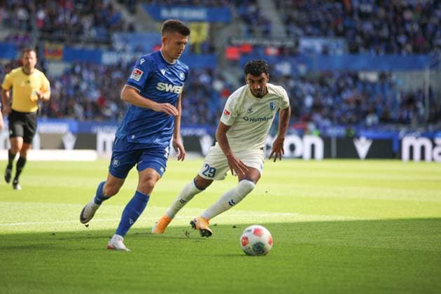 Rayan Ghrieb (1. FC Magdeburg, 29) presst Marvin Wanitzek (Karlsruher SC, 10), GER, Karlsruher SC vs. 1. FC Magdeburg, 2. Bundesliga, 7. Spieltag, 2025 2026, 27.09.2025, DFL REGULATIONS PROHIBIT ANY USE OF PHOTOGRAPHS AS IMAGE SEQUENCES AND OR QUASI-VIDEO, GER, Karlsruher SC vs. 1. FC Magdeburg, 2. Bundesliga, 7. Spieltag, 2025 2026, 27.09.2025 Karlsruhe