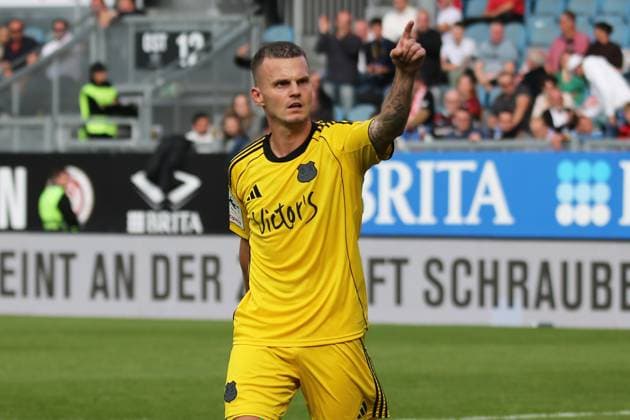 27.09.2025, xmohx, Fussball 3.Liga, SV Wehen Wiesbaden - 1.FC Saarbrücken v.l. Torjubel nach dem Tor zum celebrating the goal celebrate 1:1 durch Florian Pick (1.FC Saarbruecken) Elfmeter (DFL DFB REGULATIONS PROHIBIT ANY USE OF PHOTOGRAPHS as IMAGE SEQUENCES and or QUASI-VIDEO) Wiesbaden