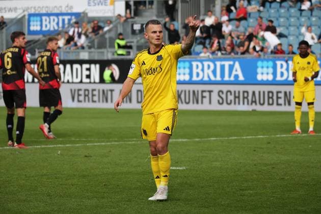 27.09.2025, xmohx, Fussball 3.Liga, SV Wehen Wiesbaden - 1.FC Saarbrücken v.l. Torjubel nach dem Tor zum celebrating the goal celebrate 1:1 durch Florian Pick (1.FC Saarbruecken) Elfmeter (DFL DFB REGULATIONS PROHIBIT ANY USE OF PHOTOGRAPHS as IMAGE SEQUENCES and or QUASI-VIDEO) Wiesbaden