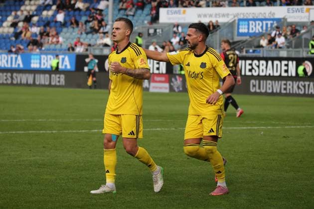 27.09.2025, xmohx, Fussball 3.Liga, SV Wehen Wiesbaden - 1.FC Saarbrücken v.l. Torjubel nach dem Tor zum celebrating the goal celebrate 1:1 durch Florian Pick (1.FC Saarbruecken) Elfmeter (DFL DFB REGULATIONS PROHIBIT ANY USE OF PHOTOGRAPHS as IMAGE SEQUENCES and or QUASI-VIDEO) Wiesbaden