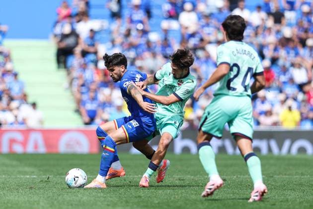 September 27, 2025, Getafe, Madrid, Spain: Mauro Arambarri of Getafe CF and Unai Vencedor of Levante UD in action during the Spanish League, LaLiga EA Sports, football match played between Getafe CF and Levante UD at Coliseum stadium on September 27, 2025, in Getafe, Madrid, Spain. Getafe Spain - ZUMAa181 20250927_zaa_a181_071 Copyright: xIrinaxR.xHipolitox