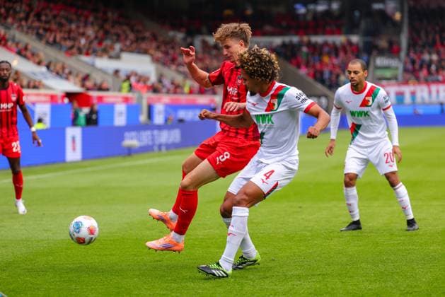 Jan Schöppner (3, 1.FC Heidenheim) und Han-Noah Massengo (4, FC Augsburg) beim Spiel zwischen 1.FC Heidenheim v FC Augsburg, Fußball, Herren, Bundesliga, 2025 2026, 5.Spieltag am 27.09.2025 in Heidenheim an der Brenz, Voith-Arena. DFL and DFB regulations prohibit any use of photographs as image sequences and or quasi-video. Baden-Württemberg Deutschland