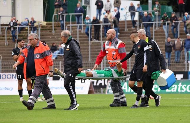 27.09.2025, Fussball, Herren, Regionalliga Südwest, Saison 2025 2026, FC 08 Homburg - SG Sonnenhof Großaspach, Manuel Kober (FC 08 Homburg) muss verletzt mit der Trage vom Platz gebracht werden Homburg Waldstadion Saarland Deutschland (DE) Copyright: xFabianxKleerx