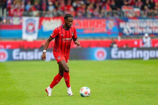 Omar Traore (23, 1.FC Heidenheim) beim Spiel zwischen 1.FC Heidenheim v FC Augsburg, Fußball, Herren, Bundesliga, 2025 2026, 5.Spieltag am 27.09.2025 in Heidenheim an der Brenz, Voith-Arena. DFL and DFB regulations prohibit any use of photographs as image sequences and or quasi-video. Baden-Württemberg Deutschland