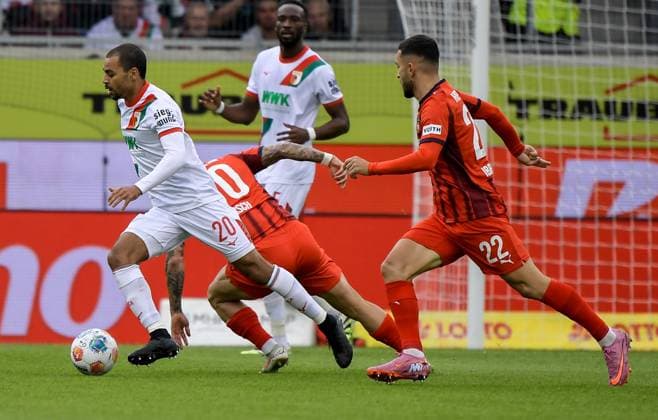 27.09.2025, xemx, Fussball 1.Bundesliga, 1.FC Heidenheim - FC Augsburg v.l. Alexis Claude-Maurice (FC Augsburg), Niklas Dorsch (1.FC Heidenheim) Zweikampf, Aktion, action, battle for the ball (DFL DFB REGULATIONS PROHIBIT ANY USE OF PHOTOGRAPHS as IMAGE SEQUENCES and or QUASI-VIDEO) Heidenheim