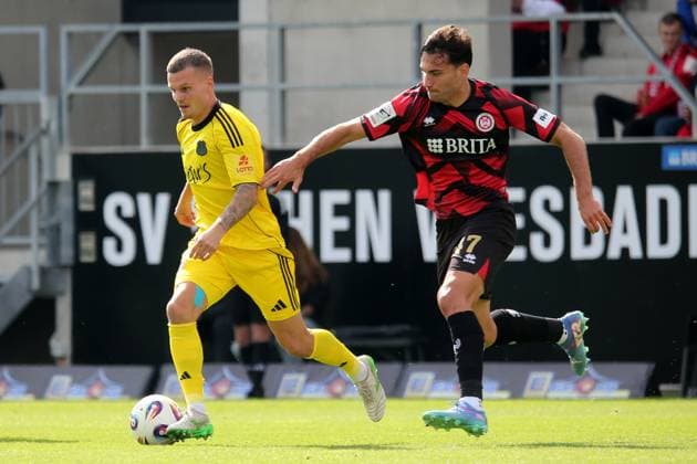 27.09.2025, xmohx, Fussball 3.Liga, SV Wehen Wiesbaden - 1.FC Saarbrücken v.l. Florian Pick (1.FC Saarbruecken) David Suarez (SV Wehen Wiesbaden) Zweikampf, Aktion, action, battle for the ball (DFL DFB REGULATIONS PROHIBIT ANY USE OF PHOTOGRAPHS as IMAGE SEQUENCES and or QUASI-VIDEO) Wiesbaden