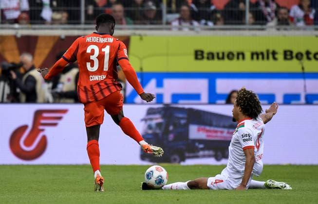 27.09.2025, xemx, Fussball 1.Bundesliga, 1.FC Heidenheim - FC Augsburg v.l. Sirlord Conteh (1.FC Heidenheim), Han-Noah Massengo (FC Augsburg) Zweikampf, Aktion, action, battle for the ball (DFL DFB REGULATIONS PROHIBIT ANY USE OF PHOTOGRAPHS as IMAGE SEQUENCES and or QUASI-VIDEO) Heidenheim