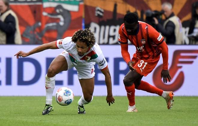 27.09.2025, xemx, Fussball 1.Bundesliga, 1.FC Heidenheim - FC Augsburg v.l. Han-Noah Massengo (FC Augsburg), Sirlord Conteh (1.FC Heidenheim) Zweikampf, Aktion, action, battle for the ball (DFL DFB REGULATIONS PROHIBIT ANY USE OF PHOTOGRAPHS as IMAGE SEQUENCES and or QUASI-VIDEO) Heidenheim