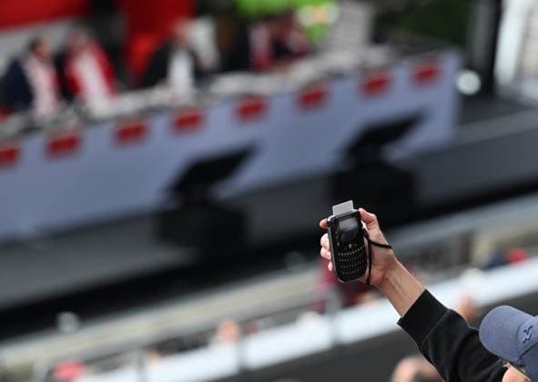 27.09.2025 , xophax, Fussball 1.Bundesliga, 1.FC Koeln Mitgliederversammlung , Präsidentenwahl. Rhein Energie Stadion Jahreshauptversammlung am Samstag den 27.09.2025. 1.FC Köln Abstimmung , Digitales Abstimmungsgerät , Stimmrecht (DFL DFB REGULATIONS PROHIBIT ANY USE OF PHOTOGRAPHS as IMAGE SEQUENCES and or QUASI-VIDEO) Koeln
