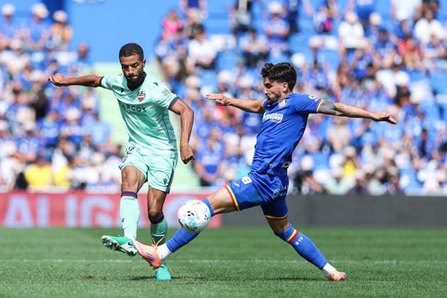 September 27, 2025, Getafe, Madrid, Spain: Jeremy Toljan of Levante UD and Mauro Arambarri of Getafe CF in action during the Spanish League, LaLiga EA Sports, football match played between Getafe CF and Levante UD at Coliseum stadium on September 27, 2025, in Getafe, Madrid, Spain. Getafe Spain - ZUMAa181 20250927_zaa_a181_079 Copyright: xIrinaxR.xHipolitox
