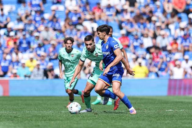 September 27, 2025, Getafe, Madrid, Spain: Matias Moreno of Levante UD and Mario Martin of Getafe CF in action during the Spanish League, LaLiga EA Sports, football match played between Getafe CF and Levante UD at Coliseum stadium on September 27, 2025, in Getafe, Madrid, Spain. Getafe Spain - ZUMAa181 20250927_zaa_a181_082 Copyright: xIrinaxR.xHipolitox
