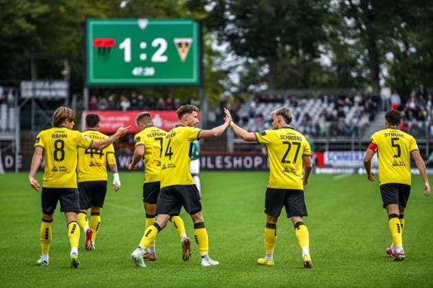 -1.FC 1905 Schweinfurt vs. Alemannia Aachen, Sachs-Stadion Football, 3. Liga -1.FC 1905 Schweinfurt vs. Alemannia Aachen 27 Sep 2025 Sachs-Stadion , Schweinfurt, Germany Image: Marc Schroers (Alemannia Aachen) celebrating his goal to the 1:2 with his teammates. DFL REGULATIONS PROHIBIT ANY USE OF PHOTOGRAPHS AS IMAGE SEQUENCES AND OR QUASI-VIDEO Schweinfurt Sachs-Stadion Bayern Germany Copyright: xPresseFotoxEvansx