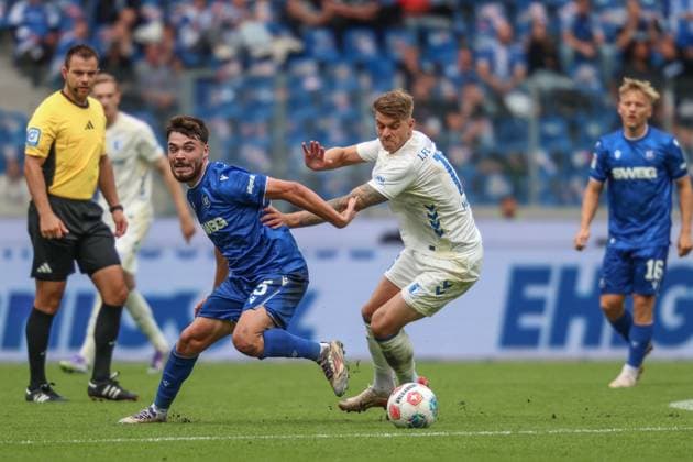 Marcus Mathisen (1. FC Magdeburg, 16) im Zweikampf gegen Lilian Egloff (Karlsruher SC, 25), GER, Karlsruher SC vs. 1. FC Magdeburg, 2. Bundesliga, 7. Spieltag, 2025 2026, 27.09.2025, DFL REGULATIONS PROHIBIT ANY USE OF PHOTOGRAPHS AS IMAGE SEQUENCES AND OR QUASI-VIDEO, GER, Karlsruher SC vs. 1. FC Magdeburg, 2. Bundesliga, 7. Spieltag, 2025 2026, 27.09.2025 Karlsruhe