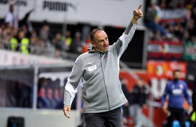 27.09.2025, xemx, Fussball 1.Bundesliga, 1.FC Heidenheim - FC Augsburg v.l. Cheftrainer Frank Schmidt (1.FC Heidenheim) gibt Anweisungen, gestikuliert mit den Armen, gesticulate, gives instructions (DFL DFB REGULATIONS PROHIBIT ANY USE OF PHOTOGRAPHS as IMAGE SEQUENCES and or QUASI-VIDEO) Heidenheim