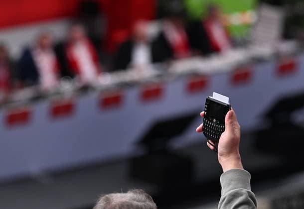 27.09.2025 , xophax, Fussball 1.Bundesliga, 1.FC Koeln Mitgliederversammlung , Präsidentenwahl. Rhein Energie Stadion Jahreshauptversammlung am Samstag den 27.09.2025. 1.FC Köln Abstimmung , Digitales Abstimmungsgerät , Stimmrecht (DFL DFB REGULATIONS PROHIBIT ANY USE OF PHOTOGRAPHS as IMAGE SEQUENCES and or QUASI-VIDEO) Koeln