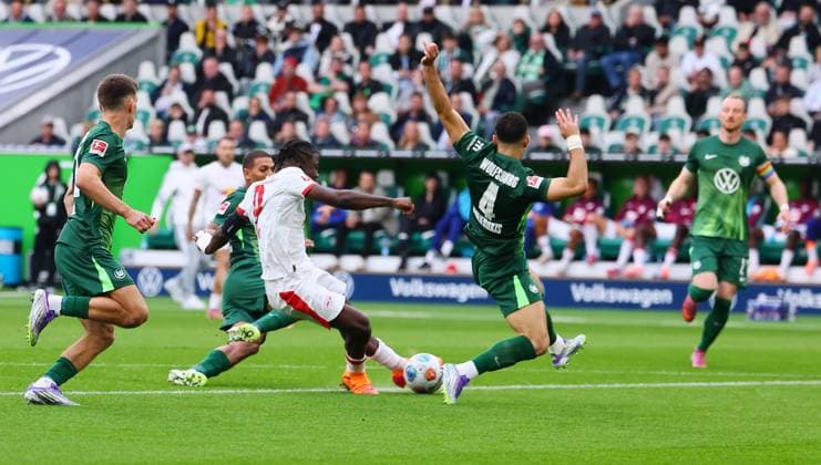 Wolfsburg - RB Leipzig Bundesliga Wolfsburg, 27.09.2025, Volkswagen Arena, Bundesliga, Spieltag 5 , VFL WOLFSBURG vs. RB LEIPZIG , Tor für RB Leipzig zum 0:1. Im Bild: Torschütze Johan Bakayoko (mi., 9, RB Leipzig) zieht ab und trifft zum 0:1 ,