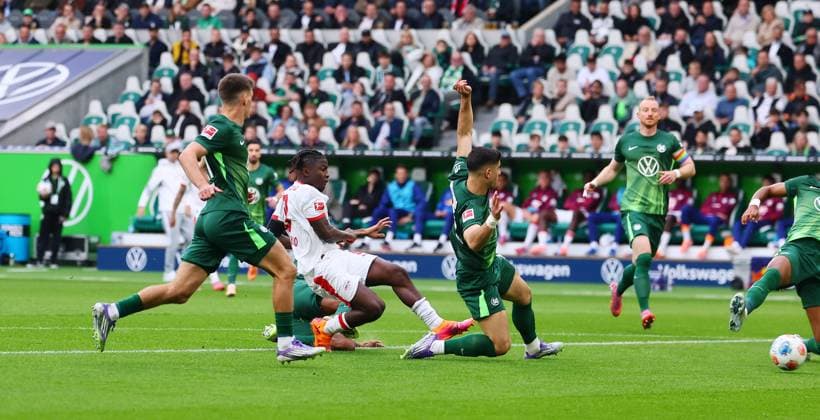 Wolfsburg - RB Leipzig Bundesliga Wolfsburg, 27.09.2025, Volkswagen Arena, Bundesliga, Spieltag 5 , VFL WOLFSBURG vs. RB LEIPZIG , Tor für RB Leipzig zum 0:1. Im Bild: Torschütze Johan Bakayoko (mi., 9, RB Leipzig) zieht ab und trifft zum 0:1 ,