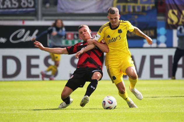 27.09.2025, xmohx, Fussball 3.Liga, SV Wehen Wiesbaden - 1.FC Saarbrücken v.l. Niklas May (SV Wehen Wiesbaden) Florian Pick (1.FC Saarbruecken) Zweikampf, Aktion, action, battle for the ball (DFL DFB REGULATIONS PROHIBIT ANY USE OF PHOTOGRAPHS as IMAGE SEQUENCES and or QUASI-VIDEO) Wiesbaden
