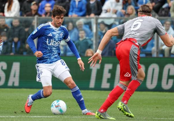 September 27, 2025, Como: Como 1907 s mildfielder Sergi Roberto in action against US Cremonese s defender Federico Baschirotto during the Italian Serie A soccer match Como 1907 vs US Cremonese at Giuseppe Sinigaglia stadium in Como, Italy, 27 September 2025, Italy, ANSA ROBERTO BREGANI. Serie A: Como 1907 - US Cremonese  - ZUMAa110 20250927_zaf_a110_023 Copyright: xRobertoxBreganix