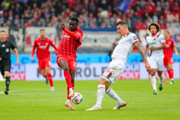 Sirlord Conteh (31, 1.FC Heidenheim) und Cedric Zesiger (16, FC Augsburg) beim Spiel zwischen 1.FC Heidenheim v FC Augsburg, Fußball, Herren, Bundesliga, 2025 2026, 5.Spieltag am 27.09.2025 in Heidenheim an der Brenz, Voith-Arena. DFL and DFB regulations prohibit any use of photographs as image sequences and or quasi-video. Baden-Württemberg Deutschland