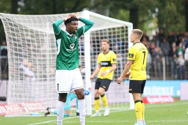 27.09.2025, Fussball, Herren, 8. Spieltag Dritte Liga Saison 2025 2026: FC Schweinfurt 05 - Alemannia Aachen Von links: Uche Obiogumu (FC Schweinfurt 05, 27) ist nach Lattenschuss verzweifelt